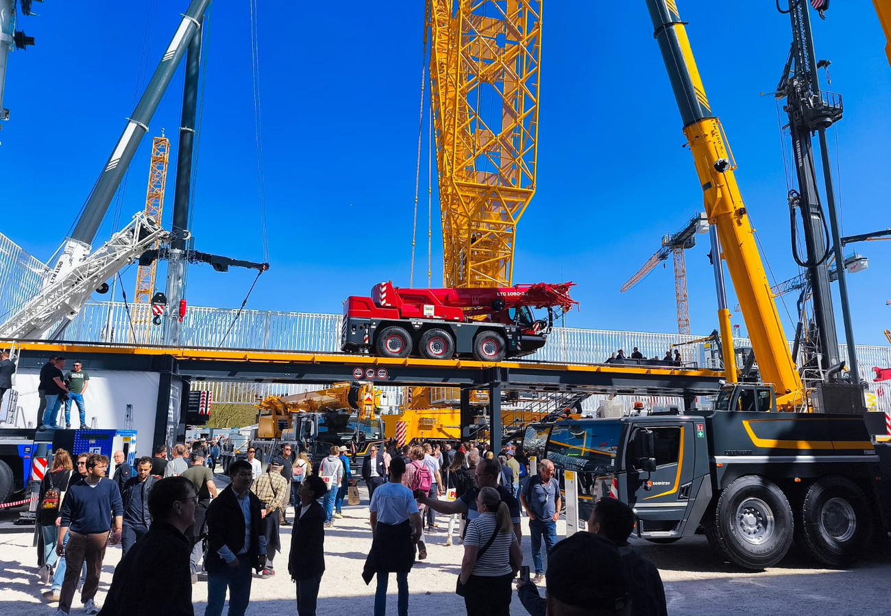 Krananlagen und Mobilgeräte als Blickfang auf der Messe