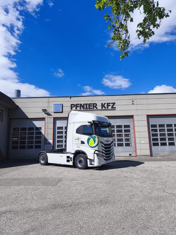 Neue IVECO-Zugmaschine bei IVECO-Pfnier übergeben Neue IVECO-Zugmaschine bei IVECO-Pfnier übergeben